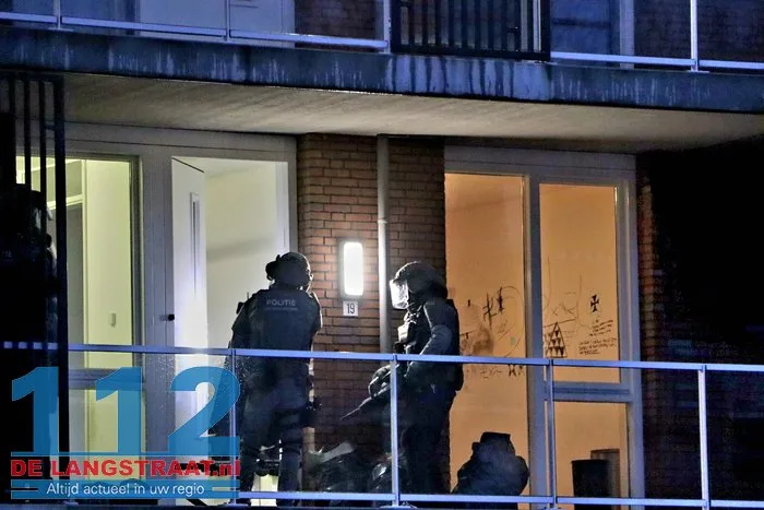 Arrestatieteam haalt verwarde man uit woning Noordstraat Waalwijk 36 Arrestatieteam haalt verwarde man uit woning Noordstraat Waalwijk 112 De Langstraat