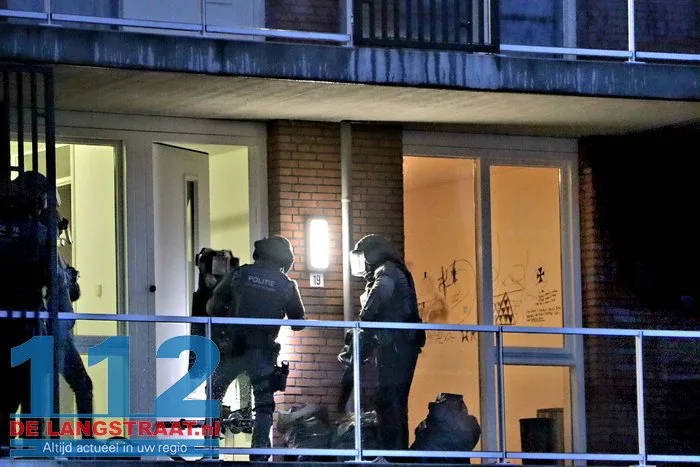 Arrestatieteam haalt verwarde man uit woning Noordstraat Waalwijk 37 Arrestatieteam haalt verwarde man uit woning Noordstraat Waalwijk 112 De Langstraat