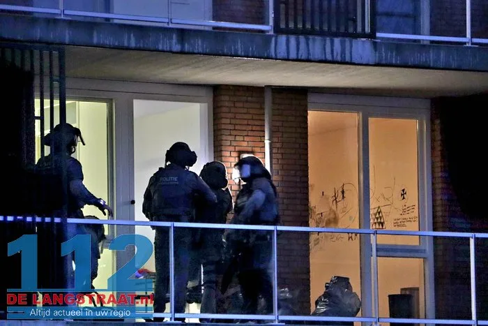 Arrestatieteam haalt verwarde man uit woning Noordstraat Waalwijk 38 Arrestatieteam haalt verwarde man uit woning Noordstraat Waalwijk 112 De Langstraat