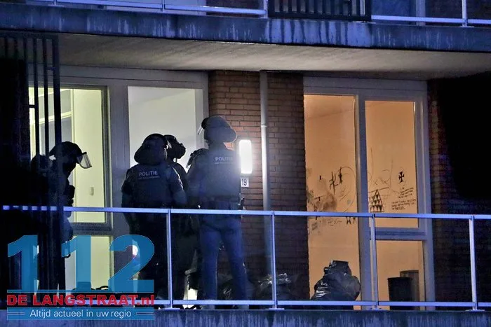 Arrestatieteam haalt verwarde man uit woning Noordstraat Waalwijk 39 Arrestatieteam haalt verwarde man uit woning Noordstraat Waalwijk 112 De Langstraat