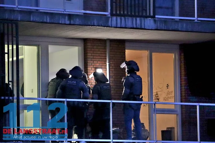Arrestatieteam haalt verwarde man uit woning Noordstraat Waalwijk 40 Arrestatieteam haalt verwarde man uit woning Noordstraat Waalwijk 112 De Langstraat