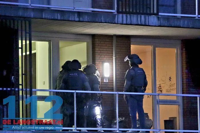Arrestatieteam haalt verwarde man uit woning Noordstraat Waalwijk 41 Arrestatieteam haalt verwarde man uit woning Noordstraat Waalwijk 112 De Langstraat