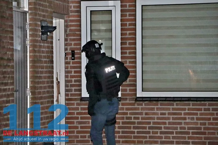 Arrestatieteam doet instap in woning Sprang-Capelle 1 Arrestatieteam doet instap in woning Sprang-Capelle 112 De Langstraat
