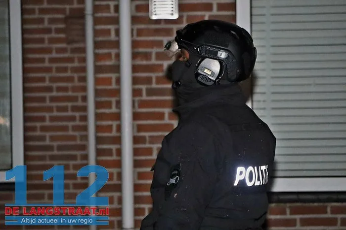 Arrestatieteam doet instap in woning Sprang-Capelle 2 Arrestatieteam doet instap in woning Sprang-Capelle 112 De Langstraat
