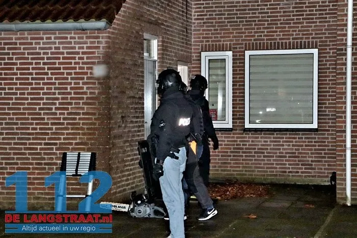 Arrestatieteam doet instap in woning Sprang-Capelle 3 Arrestatieteam doet instap in woning Sprang-Capelle 112 De Langstraat