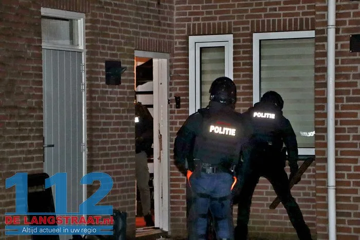 Arrestatieteam doet instap in woning Sprang-Capelle 5 Arrestatieteam doet instap in woning Sprang-Capelle 112 De Langstraat
