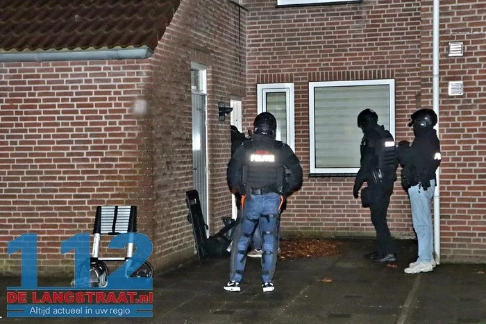 Arrestatieteam doet instap in woning Sprang-Capelle 6 Arrestatieteam doet instap in woning Sprang-Capelle 112 De Langstraat