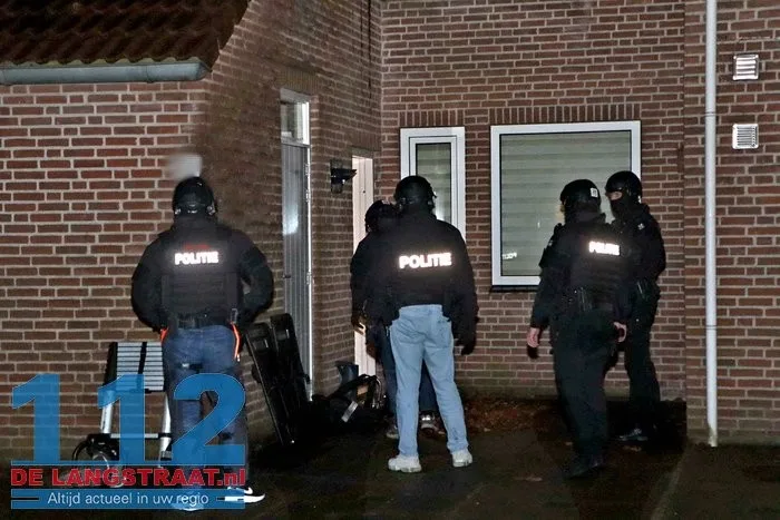 Arrestatieteam doet instap in woning Sprang-Capelle 7 Arrestatieteam doet instap in woning Sprang-Capelle 112 De Langstraat