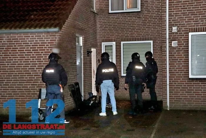Arrestatieteam doet instap in woning Sprang-Capelle 8 Arrestatieteam doet instap in woning Sprang-Capelle 112 De Langstraat