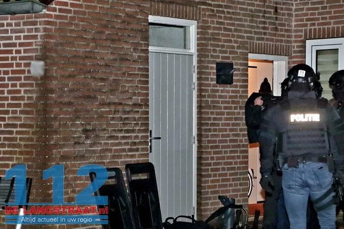 Arrestatieteam doet instap in woning Sprang-Capelle 9 Arrestatieteam doet instap in woning Sprang-Capelle 112 De Langstraat