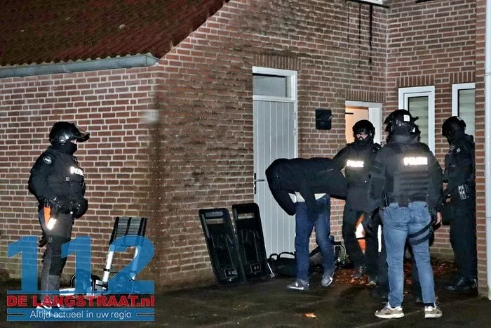 Arrestatieteam doet instap in woning Sprang-Capelle 10 Arrestatieteam doet instap in woning Sprang-Capelle 112 De Langstraat