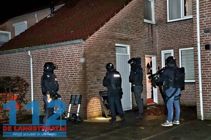 Arrestatieteam doet instap in woning Sprang-Capelle 12 Arrestatieteam doet instap in woning Sprang-Capelle 112 De Langstraat