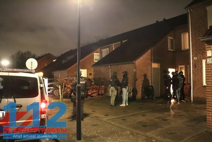 Arrestatieteam doet instap in woning Sprang-Capelle 14 Arrestatieteam doet instap in woning Sprang-Capelle 112 De Langstraat
