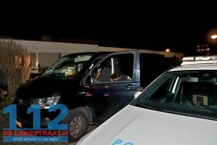 Bestuurder botst tegen betonblok en gaat ervandoor aan de Ganzerikstraat Waalwijk 1 Bestuurder botst tegen betonblok en gaat ervandoor aan de Ganzerikstraat Waalwijk 112 De Langstraat