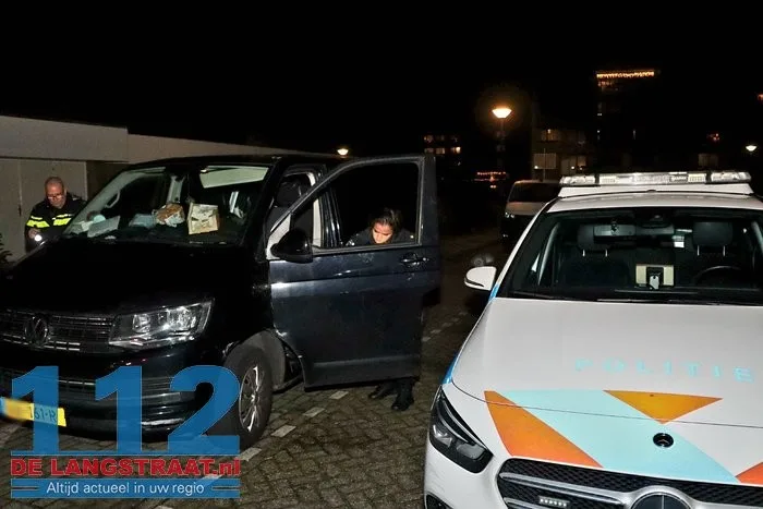 Bestuurder botst tegen betonblok en gaat ervandoor aan de Ganzerikstraat Waalwijk 2 Bestuurder botst tegen betonblok en gaat ervandoor aan de Ganzerikstraat Waalwijk 112 De Langstraat