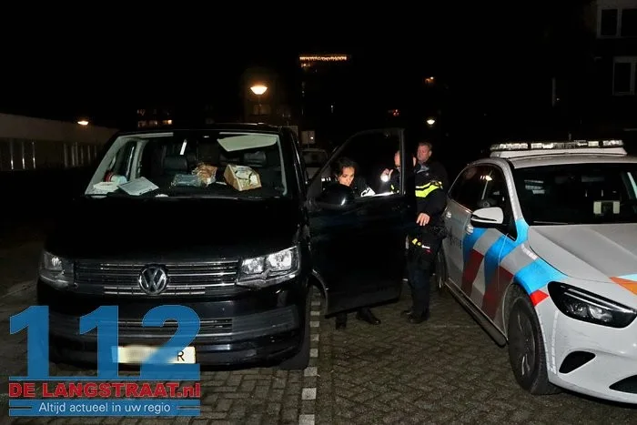 Bestuurder botst tegen betonblok en gaat ervandoor aan de Ganzerikstraat Waalwijk 4 Bestuurder botst tegen betonblok en gaat ervandoor aan de Ganzerikstraat Waalwijk 112 De Langstraat