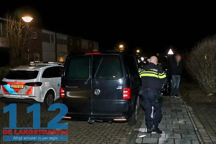 Bestuurder botst tegen betonblok en gaat ervandoor aan de Ganzerikstraat Waalwijk 8 Bestuurder botst tegen betonblok en gaat ervandoor aan de Ganzerikstraat Waalwijk 112 De Langstraat