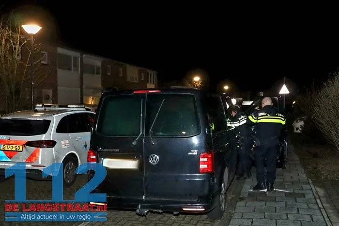 Bestuurder botst tegen betonblok en gaat ervandoor aan de Ganzerikstraat Waalwijk 9 Bestuurder botst tegen betonblok en gaat ervandoor aan de Ganzerikstraat Waalwijk 112 De Langstraat