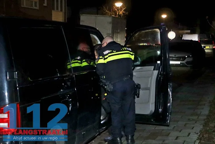 Bestuurder botst tegen betonblok en gaat ervandoor aan de Ganzerikstraat Waalwijk 10 Bestuurder botst tegen betonblok en gaat ervandoor aan de Ganzerikstraat Waalwijk 112 De Langstraat