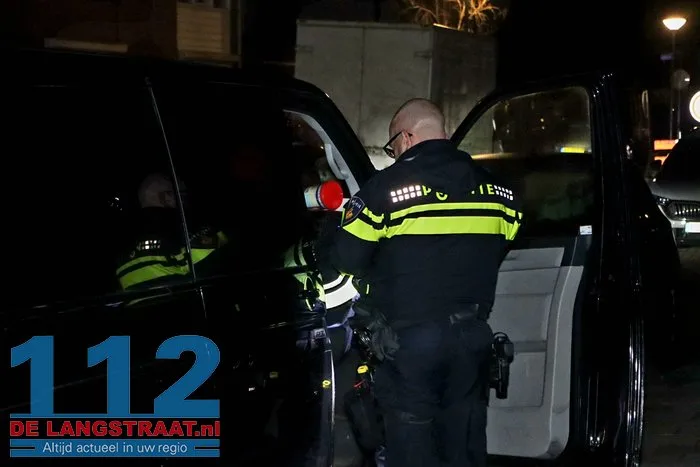 Bestuurder botst tegen betonblok en gaat ervandoor aan de Ganzerikstraat Waalwijk 11 Bestuurder botst tegen betonblok en gaat ervandoor aan de Ganzerikstraat Waalwijk 112 De Langstraat