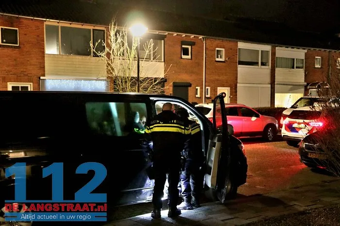 Bestuurder botst tegen betonblok en gaat ervandoor aan de Ganzerikstraat Waalwijk 12 Bestuurder botst tegen betonblok en gaat ervandoor aan de Ganzerikstraat Waalwijk 112 De Langstraat