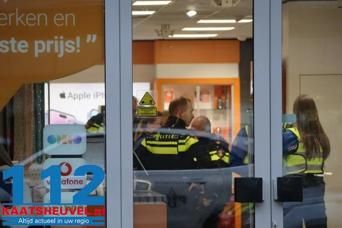 Overval op telefoonwinkel Ritel aan de Stationsstraat Waalwijk 9 Overval op telefoonwinkel Ritel aan de Stationsstraat Waalwijk 112 De Langstraat
