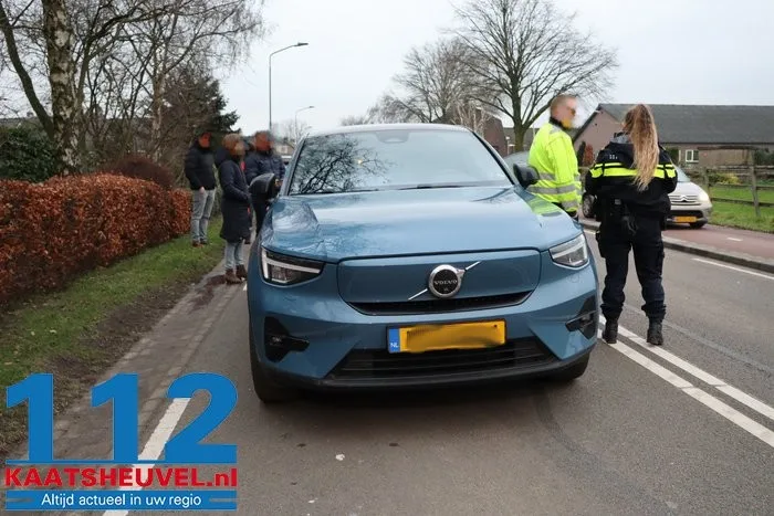 Automobilist botst achter op ander voertuig in Dongen, vrouw gewond 2 Automobilist botst achter op ander voertuig in Dongen, vrouw gewond 112 De Langstraat