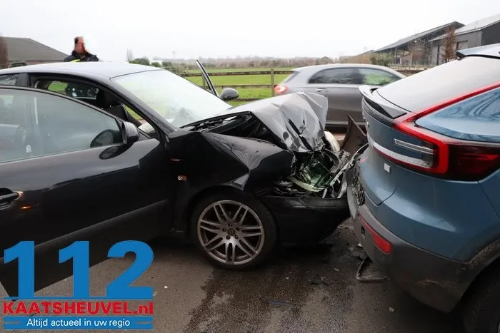 Automobilist botst achter op ander voertuig in Dongen, vrouw gewond 3 Automobilist botst achter op ander voertuig in Dongen, vrouw gewond 112 De Langstraat