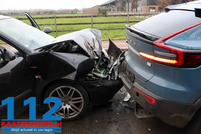 Automobilist botst achter op ander voertuig in Dongen, vrouw gewond 13 Automobilist botst achter op ander voertuig in Dongen, vrouw gewond 112 De Langstraat