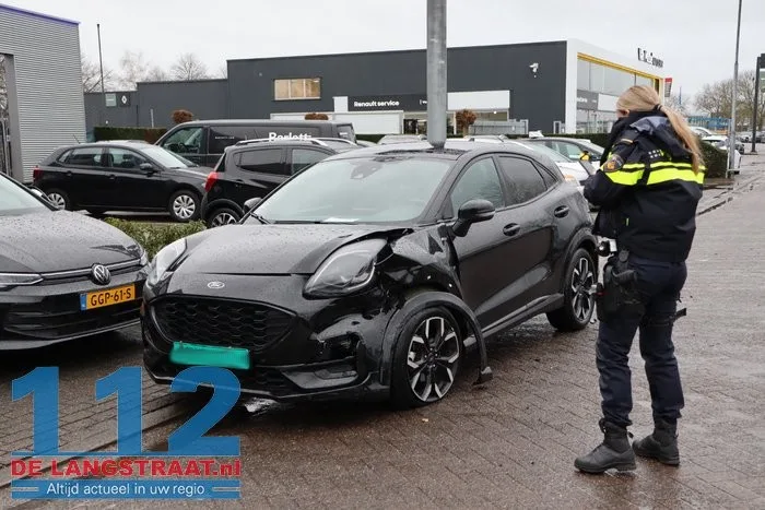 Twee auto’s botsen tegen elkaar tijdens proefrit Van Andelstraat Waalwijk 3 Twee auto’s botsen tegen elkaar tijdens proefrit Van Andelstraat Waalwijk 112 De Langstraat