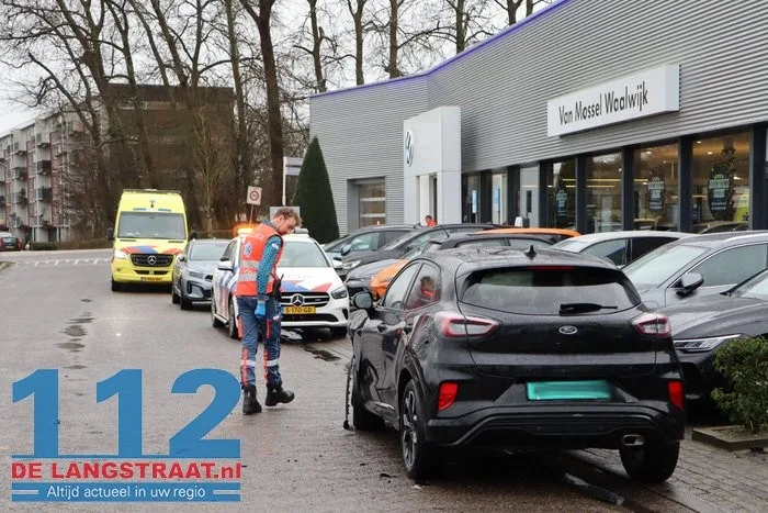Twee auto’s botsen tegen elkaar tijdens proefrit Van Andelstraat Waalwijk 7 Twee auto’s botsen tegen elkaar tijdens proefrit Van Andelstraat Waalwijk 112 De Langstraat