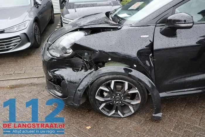 Twee auto’s botsen tegen elkaar tijdens proefrit Van Andelstraat Waalwijk 10 Twee auto’s botsen tegen elkaar tijdens proefrit Van Andelstraat Waalwijk 112 De Langstraat