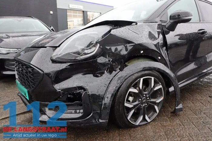 Twee auto’s botsen tegen elkaar tijdens proefrit Van Andelstraat Waalwijk 11 Twee auto’s botsen tegen elkaar tijdens proefrit Van Andelstraat Waalwijk 112 De Langstraat