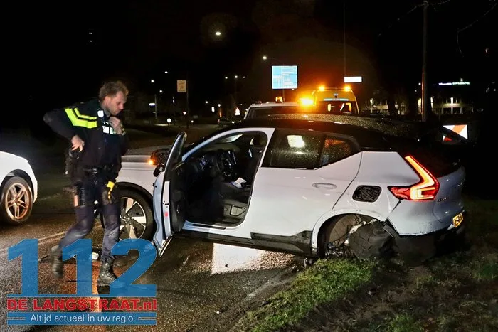 Dronken bestuurster veroorzaakt ongeval op de Taxandriaweg Waalwijk 4 Dronken bestuurster veroorzaakt ongeval op de Taxandriaweg Waalwijk 112 De Langstraat