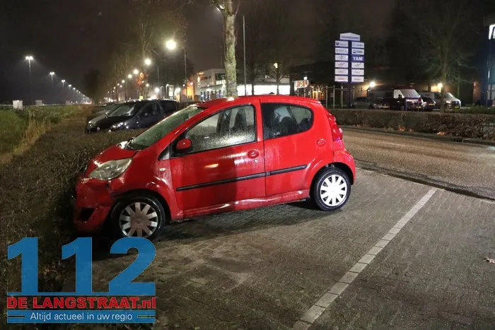 Dronken bestuurster veroorzaakt ongeval op de Taxandriaweg Waalwijk 25 Dronken bestuurster veroorzaakt ongeval op de Taxandriaweg Waalwijk 112 De Langstraat