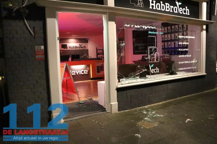 Inbrekers gooien ruit in van telefoonwinkel Waalwijk en stelen telefoons en hoesjes 1 Inbrekers gooien ruit in van telefoonwinkel Waalwijk en stelen telefoons en hoesjes 112 De Langstraat