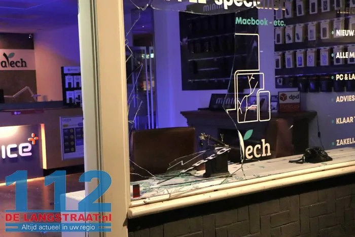 Inbrekers gooien ruit in van telefoonwinkel Waalwijk en stelen telefoons en hoesjes 2 Inbrekers gooien ruit in van telefoonwinkel Waalwijk en stelen telefoons en hoesjes 112 De Langstraat