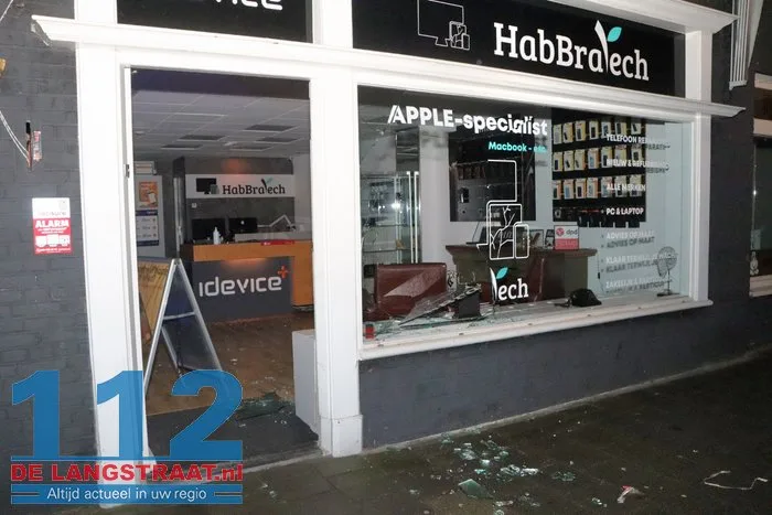 Inbrekers gooien ruit in van telefoonwinkel Waalwijk en stelen telefoons en hoesjes 3 Inbrekers gooien ruit in van telefoonwinkel Waalwijk en stelen telefoons en hoesjes 112 De Langstraat