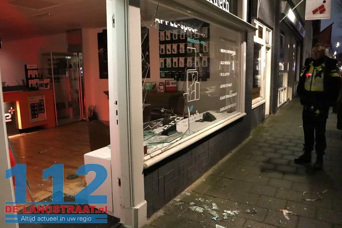 Inbrekers gooien ruit in van telefoonwinkel Waalwijk en stelen telefoons en hoesjes 4 Inbrekers gooien ruit in van telefoonwinkel Waalwijk en stelen telefoons en hoesjes 112 De Langstraat