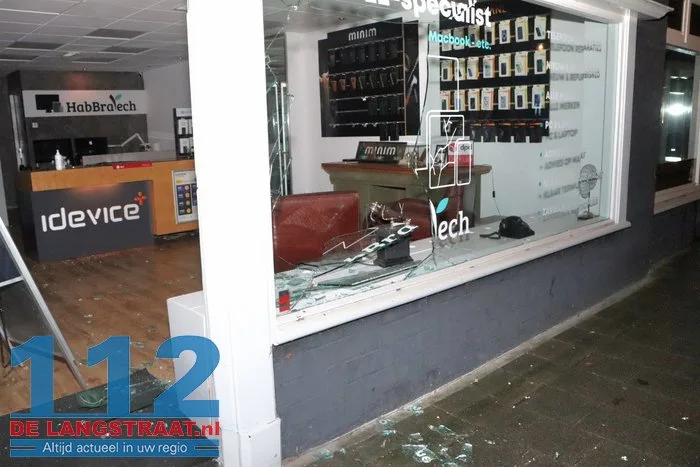 Inbrekers gooien ruit in van telefoonwinkel Waalwijk en stelen telefoons en hoesjes 6 Inbrekers gooien ruit in van telefoonwinkel Waalwijk en stelen telefoons en hoesjes 112 De Langstraat