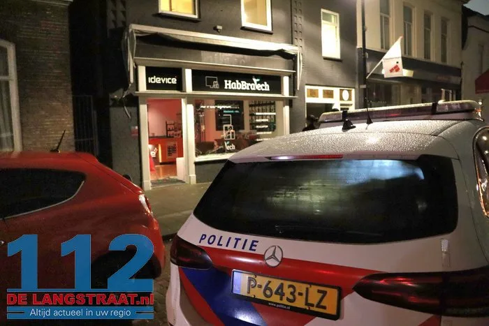 Inbrekers gooien ruit in van telefoonwinkel Waalwijk en stelen telefoons en hoesjes 7 Inbrekers gooien ruit in van telefoonwinkel Waalwijk en stelen telefoons en hoesjes 112 De Langstraat