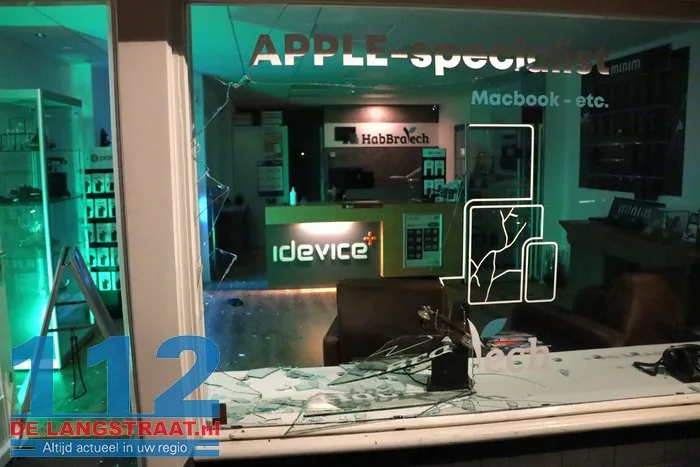 Inbrekers gooien ruit in van telefoonwinkel Waalwijk en stelen telefoons en hoesjes 10 Inbrekers gooien ruit in van telefoonwinkel Waalwijk en stelen telefoons en hoesjes 112 De Langstraat