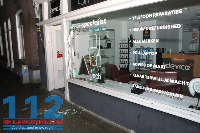 Inbrekers gooien ruit in van telefoonwinkel Waalwijk en stelen telefoons en hoesjes 11 Inbrekers gooien ruit in van telefoonwinkel Waalwijk en stelen telefoons en hoesjes 112 De Langstraat