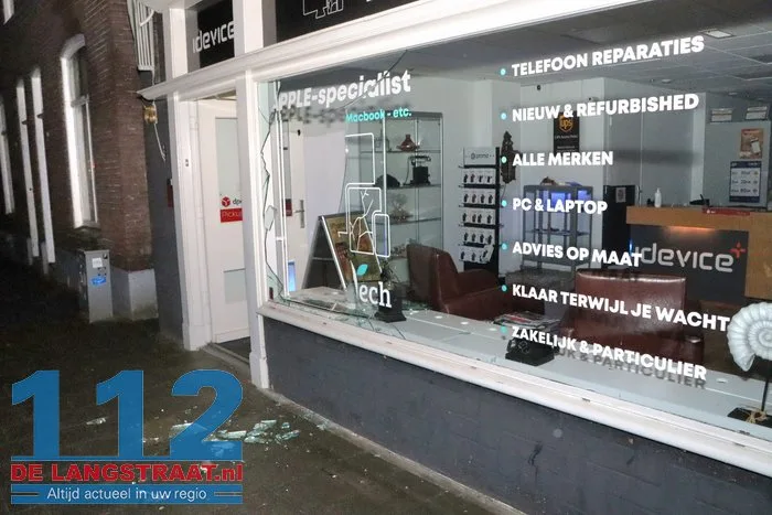 Inbrekers gooien ruit in van telefoonwinkel Waalwijk en stelen telefoons en hoesjes 12 Inbrekers gooien ruit in van telefoonwinkel Waalwijk en stelen telefoons en hoesjes 112 De Langstraat