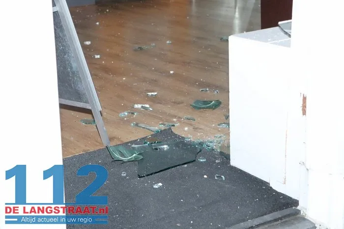 Inbrekers gooien ruit in van telefoonwinkel Waalwijk en stelen telefoons en hoesjes 13 Inbrekers gooien ruit in van telefoonwinkel Waalwijk en stelen telefoons en hoesjes 112 De Langstraat