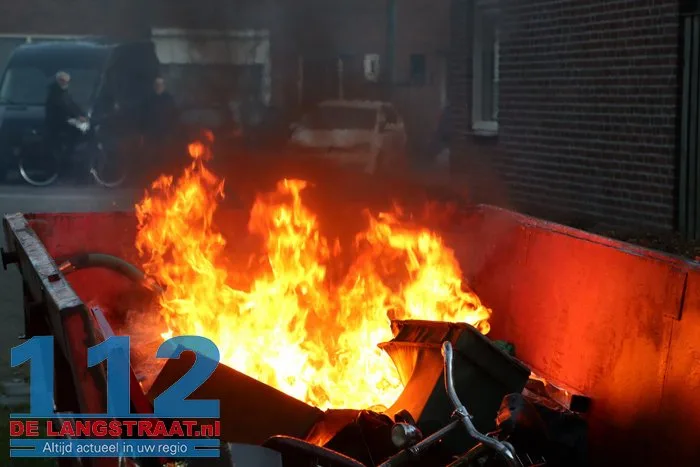 Grote container met afval vliegt in brand in Waalwijk, brandweer snel ter plaatse 2 Grote container met afval vliegt in brand in Waalwijk, brandweer snel ter plaatse 112 De Langstraat