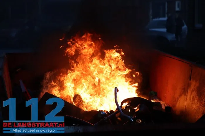 Grote container met afval vliegt in brand in Waalwijk, brandweer snel ter plaatse 3 Grote container met afval vliegt in brand in Waalwijk, brandweer snel ter plaatse 112 De Langstraat