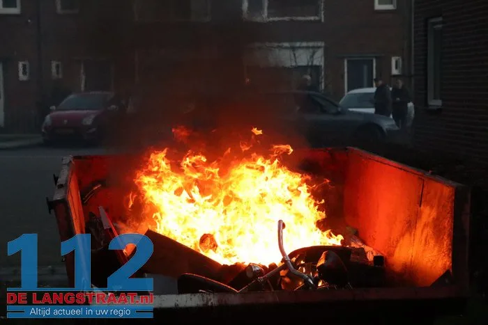 Grote container met afval vliegt in brand in Waalwijk, brandweer snel ter plaatse 4 Grote container met afval vliegt in brand in Waalwijk, brandweer snel ter plaatse 112 De Langstraat