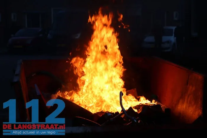 Grote container met afval vliegt in brand in Waalwijk, brandweer snel ter plaatse 5 Grote container met afval vliegt in brand in Waalwijk, brandweer snel ter plaatse 112 De Langstraat