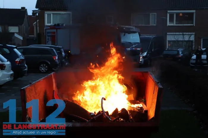 Grote container met afval vliegt in brand in Waalwijk, brandweer snel ter plaatse 6 Grote container met afval vliegt in brand in Waalwijk, brandweer snel ter plaatse 112 De Langstraat